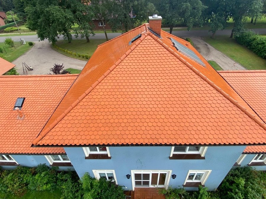 Luftbild eines Einfamilienhauses mit frisch gereinigtem Biberschwanzdach