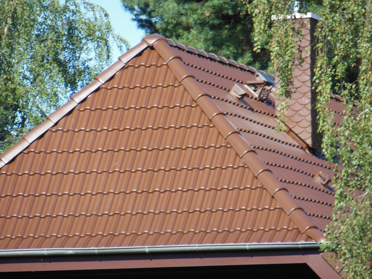 Satteldach mit beschichteten Dachpfannen, Farbe am Computer umgefärbt