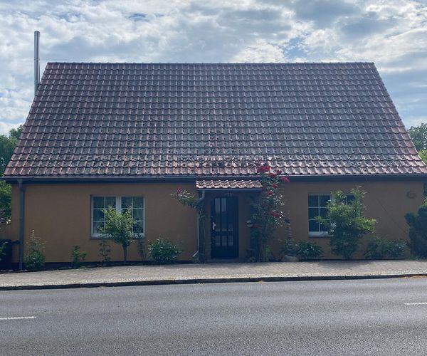 Beispiel: Haus von der Straße mit ganzem Dach