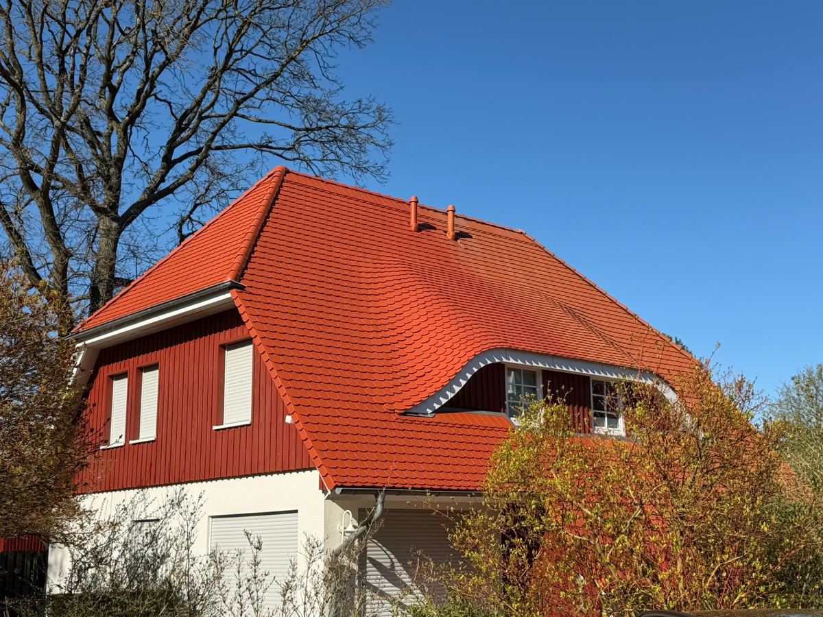 Einfamilienhaus mit frisch beschichtetem roten Dach